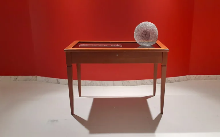 Ammira la galleria delle opere di Antonella Romano, dove il fil di ferro prende forma in sculture evocative che narrano storie di fragilità e resilienza.