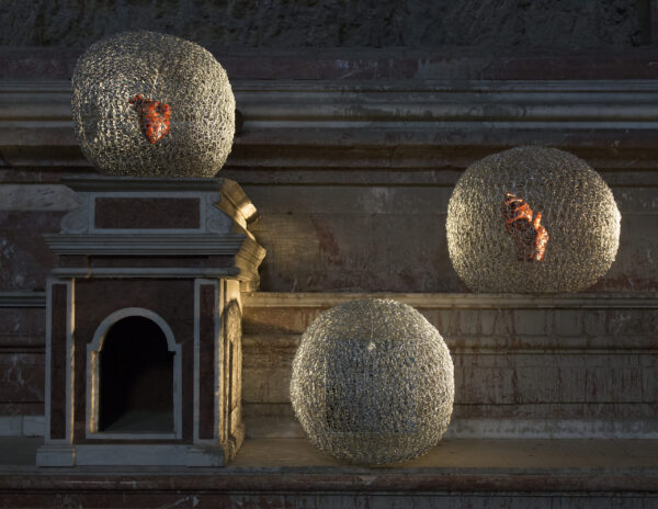 Ammira la galleria delle opere di Antonella Romano, dove il fil di ferro prende forma in sculture evocative che narrano storie di fragilità e resilienza.