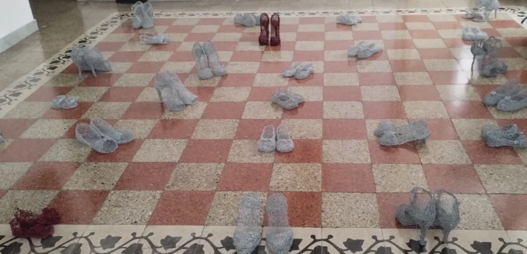 Ammira la galleria delle opere di Antonella Romano, dove il fil di ferro prende forma in sculture evocative che narrano storie di fragilità e resilienza.
